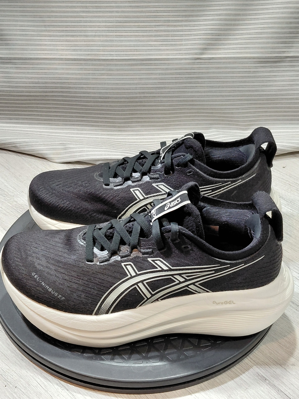 ASICS Womens Gel-Nimbus 27 Premium Running Shoes Black White SIZE 7 MEDIUM